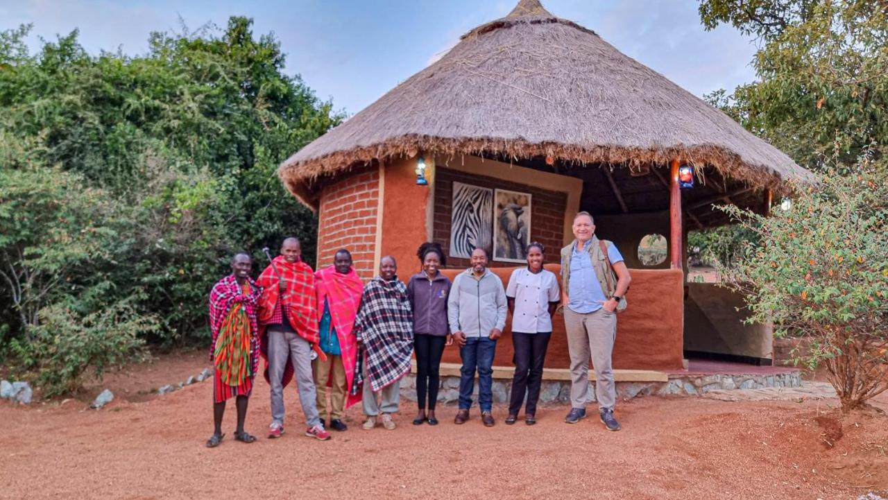 Africa Safari Maasai Boma Camping Serengeti Exteriör bild